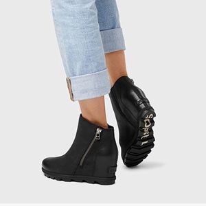 Sorel black leather zip bootie